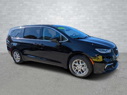Used 2024 Chrysler Pacifica Touring-L image 1