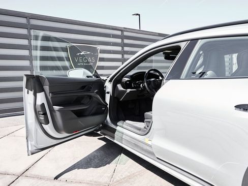 Used 2022 Porsche Taycan 4 Cross Turismo image 31