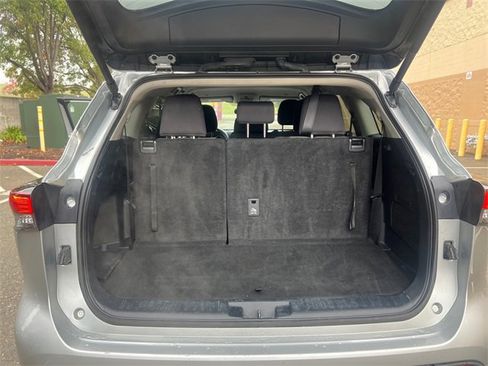 Used 2024 Toyota Highlander LE image 17