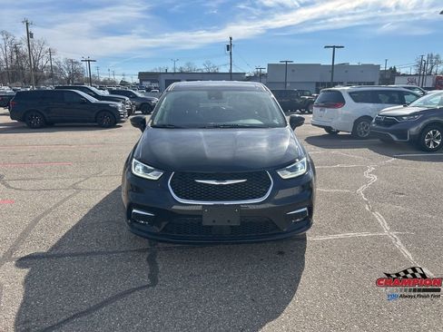 Used 2024 Chrysler Pacifica Touring-L image 9