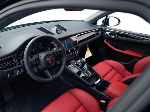 Certified 2026 Porsche Macan AWD/4WD image 4