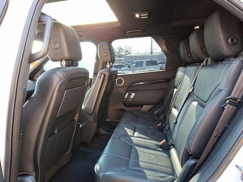 Used 2018 Land Rover Discovery SE image 11