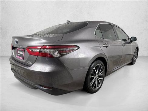 Used 2022 Toyota Camry XLE FWD image 3