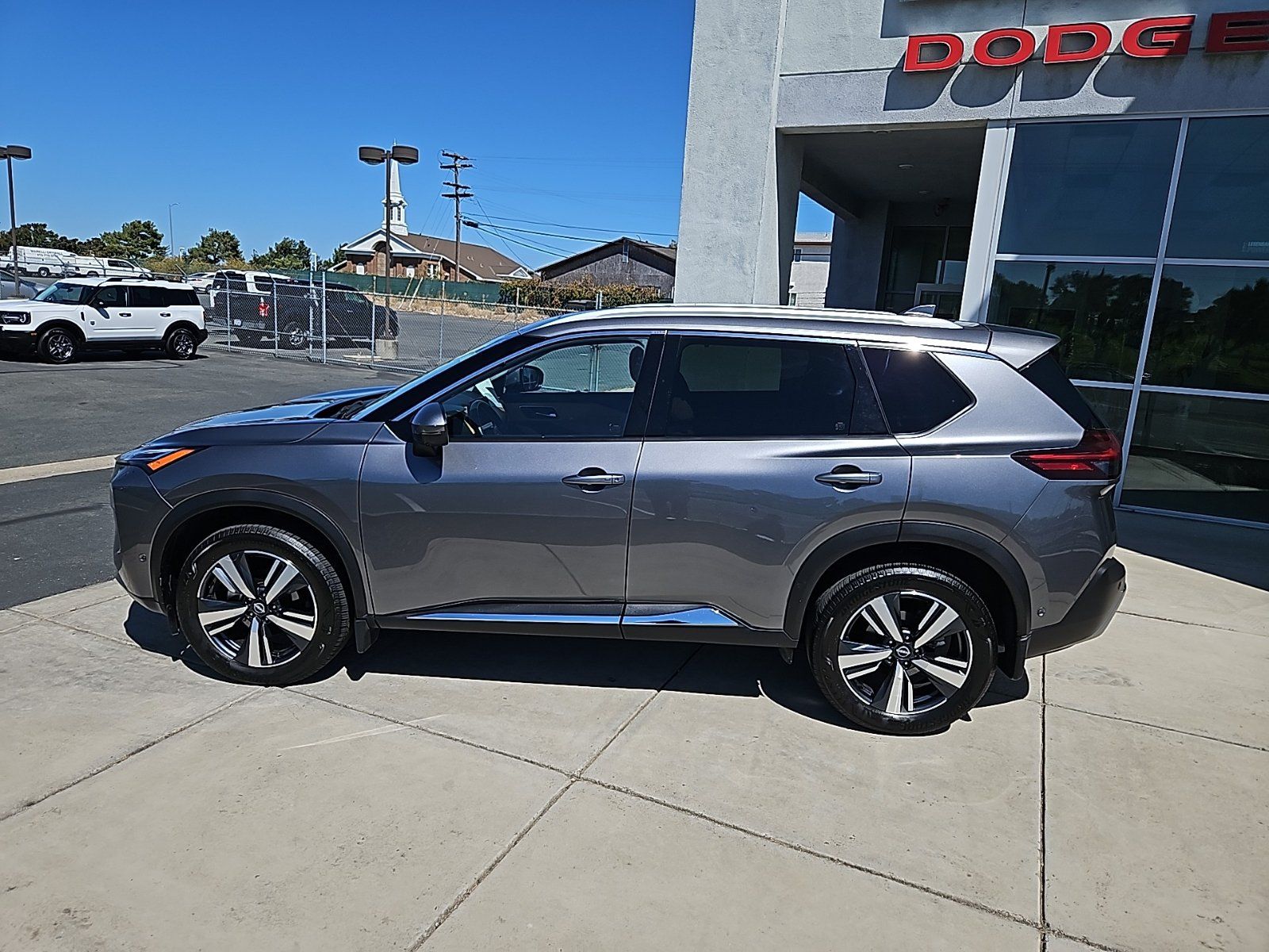 Used 2023 Nissan Rogue Platinum w/ Platinum Premium Package FWD image 3