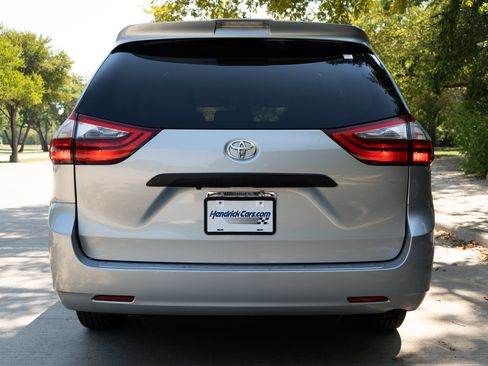Used 2020 Toyota Sienna L image 8