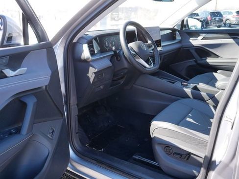 Certified 2025 Volkswagen Tiguan SE image 12