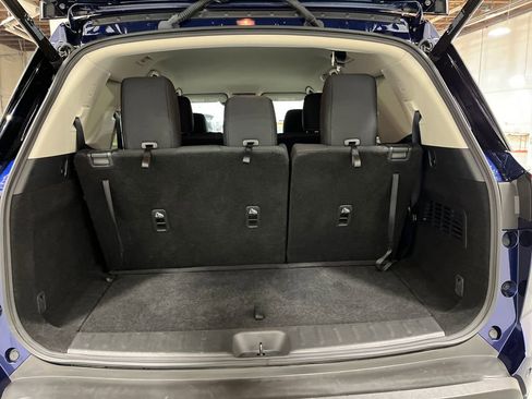 Used 2025 Nissan Pathfinder SV image 8