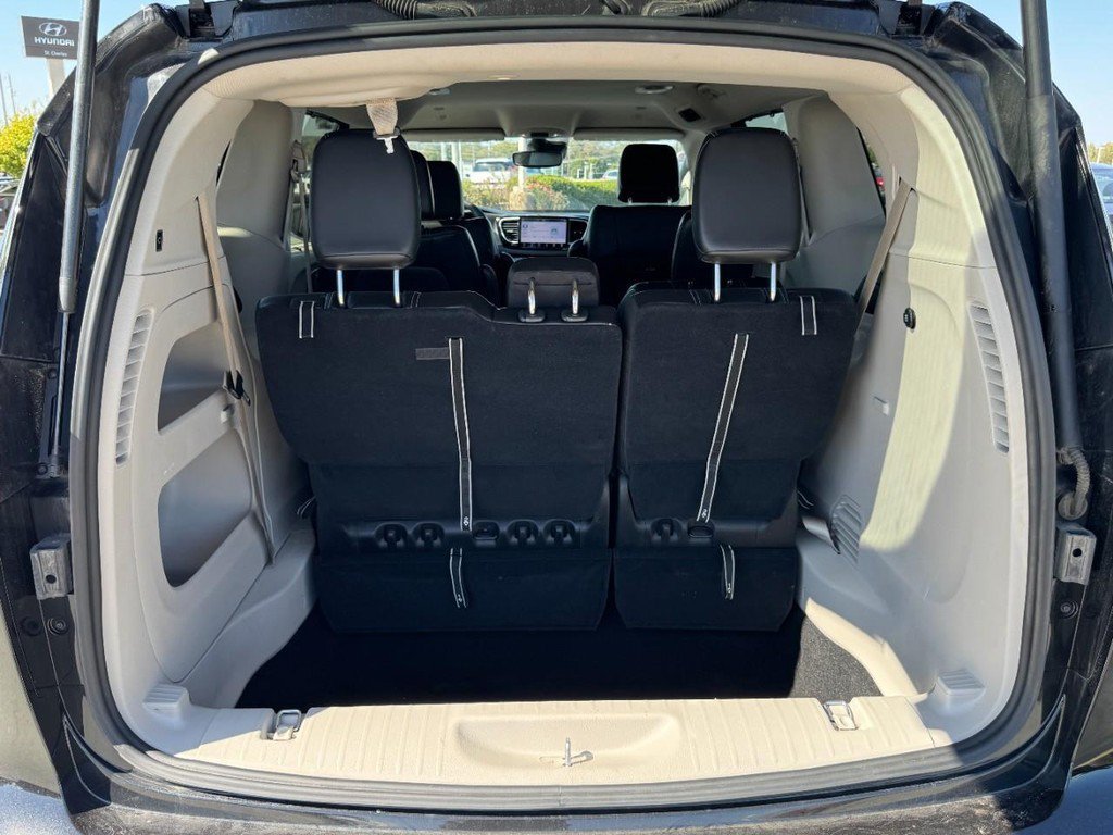 Used 2023 Chrysler Pacifica Touring-L FWD image 6