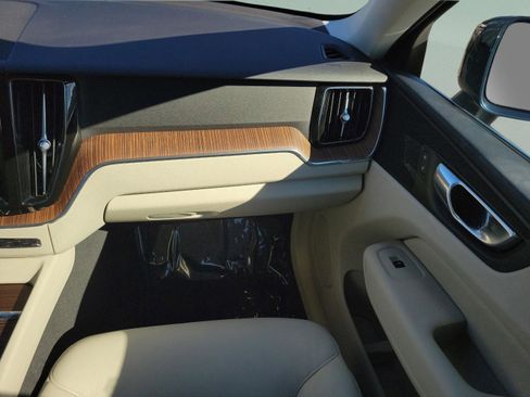 Used 2022 Volvo XC60 B5 Momentum w/ Protection Package Premier image 12