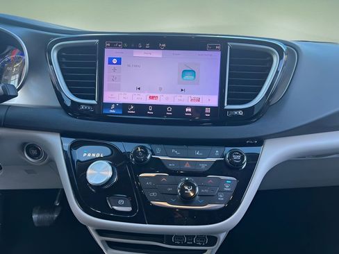 Used 2023 Chrysler Pacifica Touring-L image 14