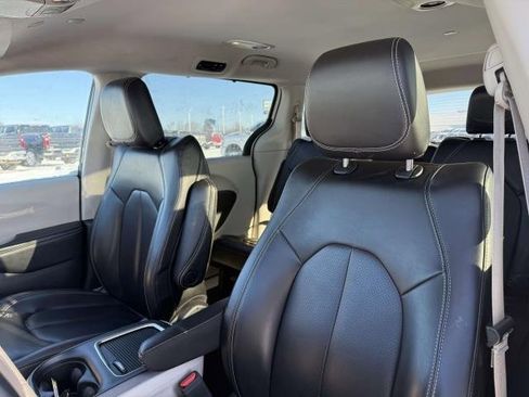 Used 2023 Chrysler Pacifica Touring-L image 12