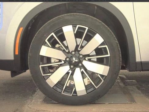 Used 2025 Mitsubishi Outlander AWD image 9