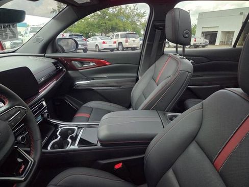 Used 2025 Chevrolet Traverse RS image 11