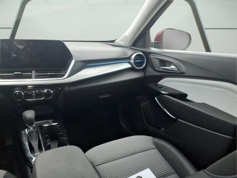 Used 2025 Chevrolet Trax LT FWD image 12