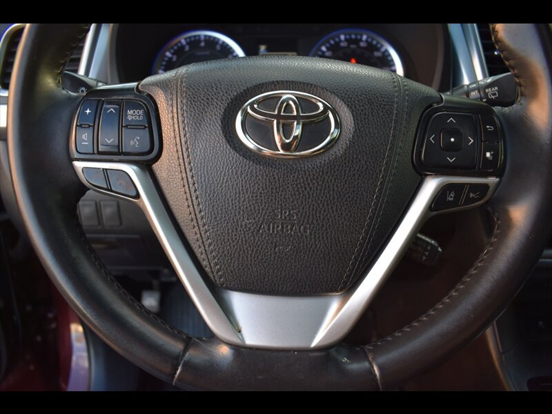 Used 2019 Toyota Highlander XLE FWD image 13