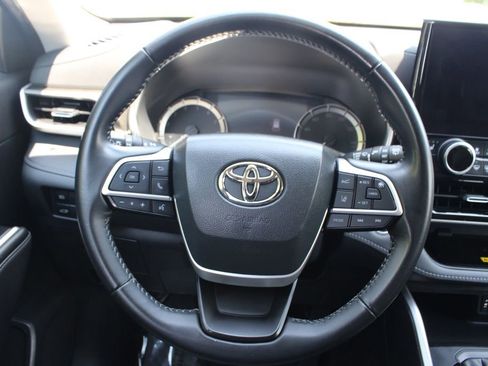 Used 2023 Toyota Highlander XLE AWD/4WD image 18