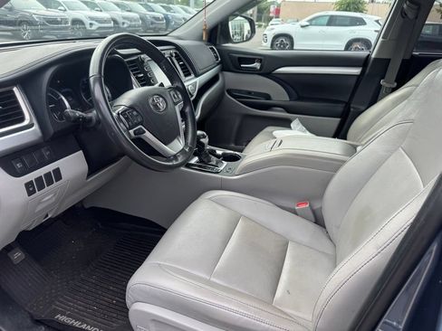 Used 2019 Toyota Highlander XLE AWD/4WD image 4