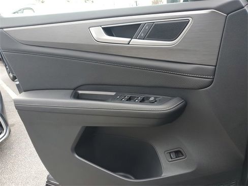 Certified 2025 Volkswagen Atlas Cross Sport SE w/ Panoramic Sunroof Package image 20