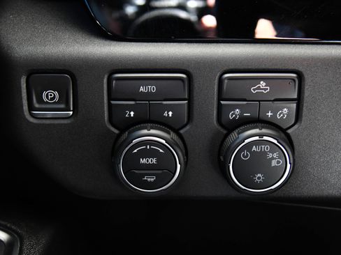Used 2022 Chevrolet Silverado 1500 LT AWD/4WD image 32