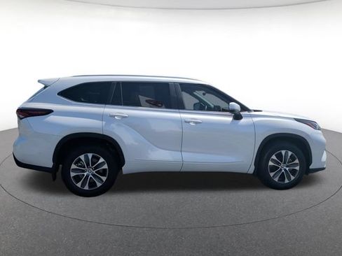 Used 2024 Toyota Highlander XLE AWD/4WD image 7