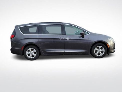 Used 2018 Chrysler Pacifica Touring-L image 6