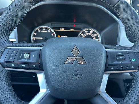 New 2025 Mitsubishi Outlander SE image 24