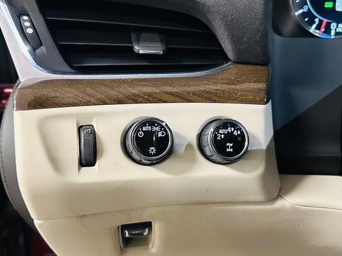 Used 2018 Cadillac Escalade ESV Premium Luxury image 14