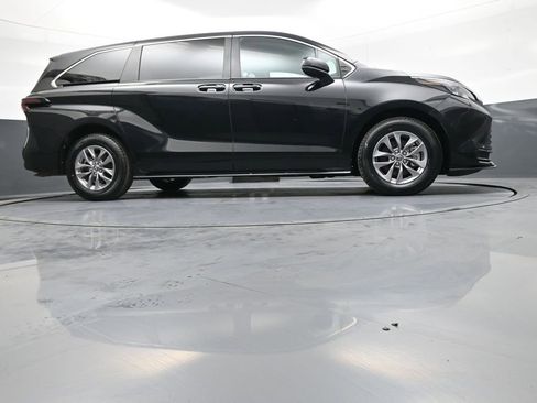 Certified 2025 Toyota Sienna LE image 29