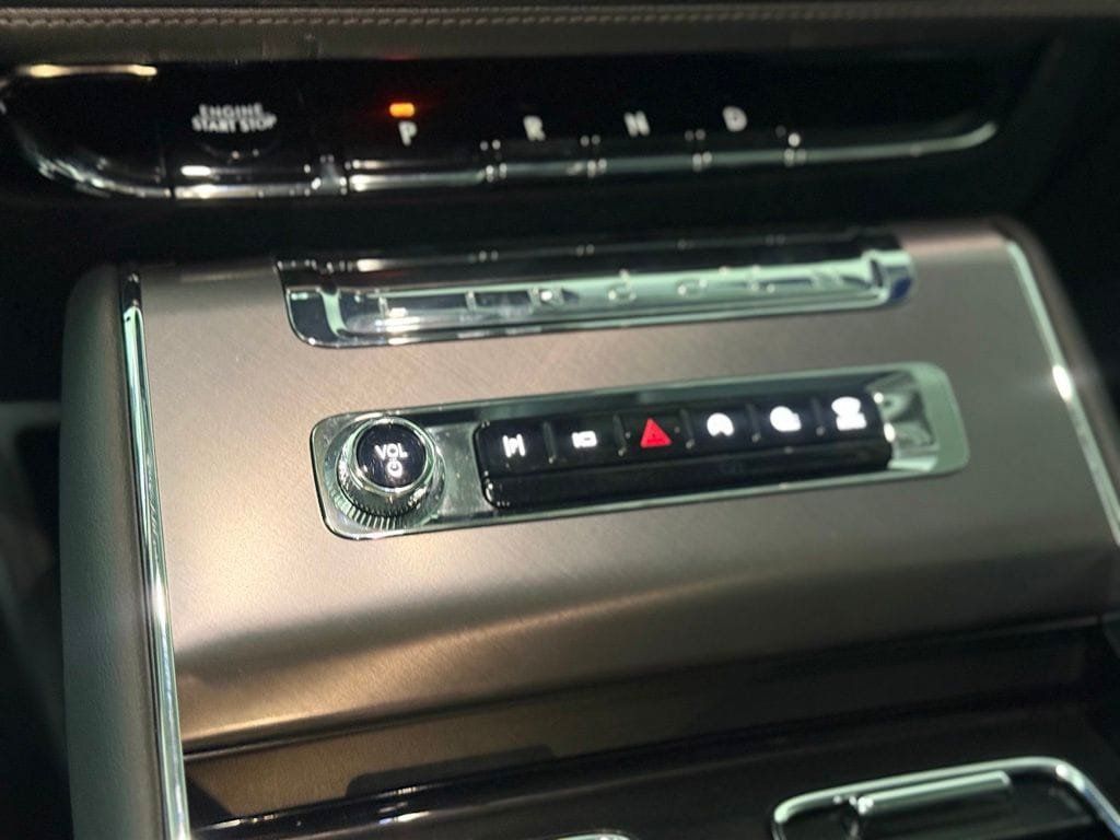 Used 2025 Lincoln Aviator AWD w/ Jet Appearance Package image 16