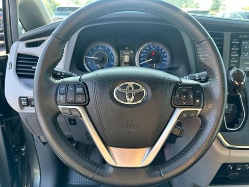 Used 2018 Toyota Sienna XLE w/ XLE Navigation Package FWD image 16