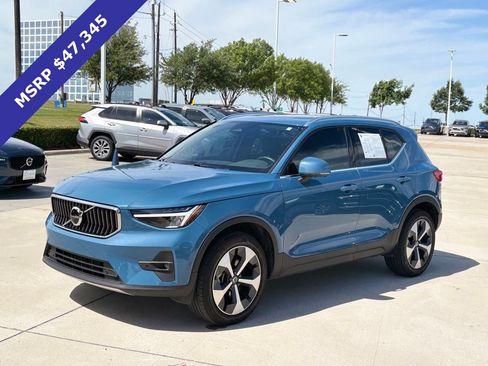 Certified 2025 Volvo XC40 B5 Plus AWD/4WD image 3