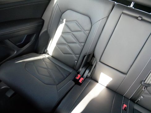 Certified 2025 Volkswagen Atlas Cross Sport SE w/ Panoramic Sunroof Package image 12