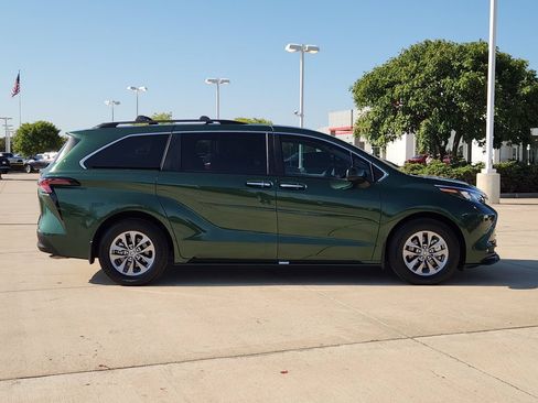 Certified 2026 Toyota Sienna XLE FWD image 4