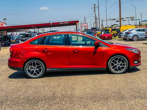 Used 2018 Ford Focus SE w/ SE Appearance Package image 8