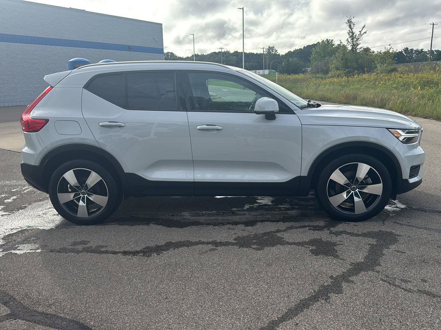 Used 2020 Volvo XC40 T5 Momentum w/ Protection Package Premier AWD/4WD image 6