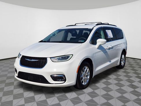 Used 2022 Chrysler Pacifica Touring-L FWD image 2