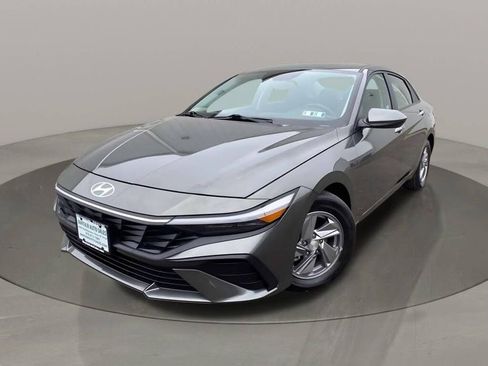 Used 2025 Hyundai Elantra SE image 33