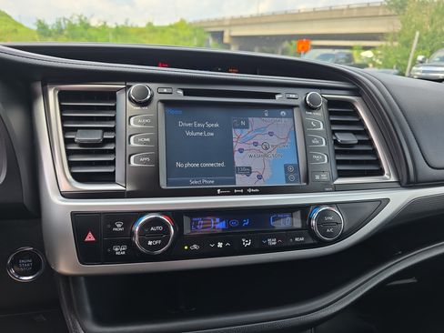 Used 2018 Toyota Highlander SE AWD/4WD image 25