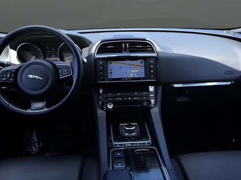 Used 2018 Jaguar F-PACE Premium AWD/4WD image 18
