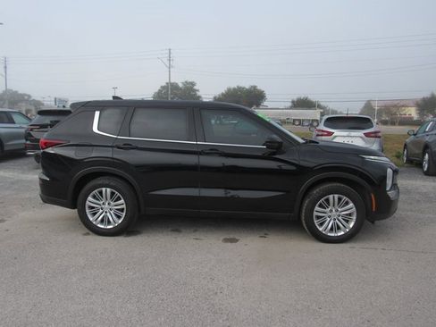 Used 2022 Mitsubishi Outlander ES image 2