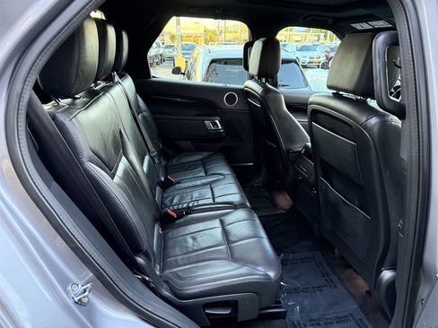 Used 2020 Land Rover Discovery SE image 16