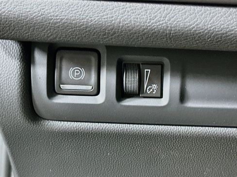 Used 2024 Cadillac XT4 Luxury w/ Cold Weather Package FWD image 17
