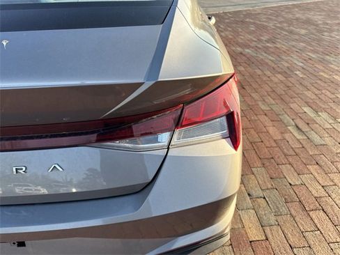 Used 2021 Hyundai Elantra SEL image 11