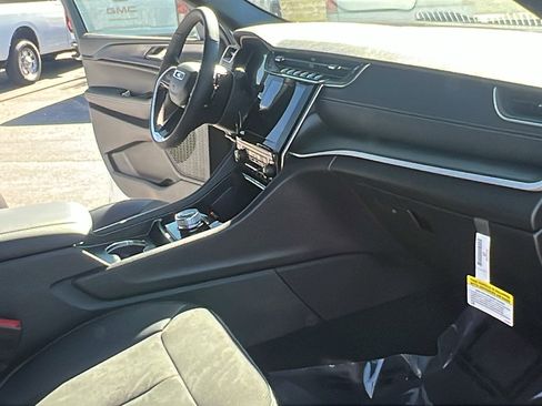 New 2025 Jeep Grand Cherokee L Laredo image 11