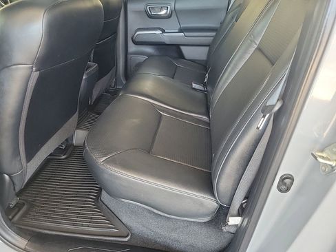 Used 2020 Toyota Tacoma TRD Sport w/ TRD Premium Sport Package AWD/4WD image 15