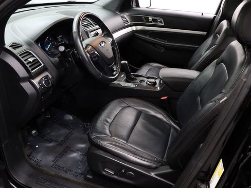 Used 2017 Ford Explorer XLT w/ Equipment Group 202A image 10