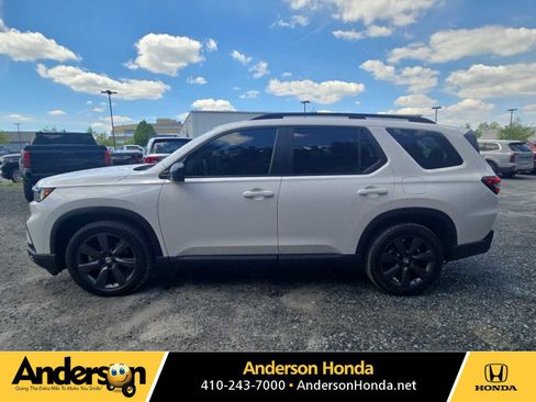 Used 2025 Honda Pilot Sport image 1
