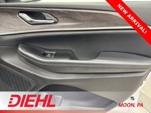 Used 2023 Jeep Grand Cherokee Limited w/ Black Appearance Package image 16