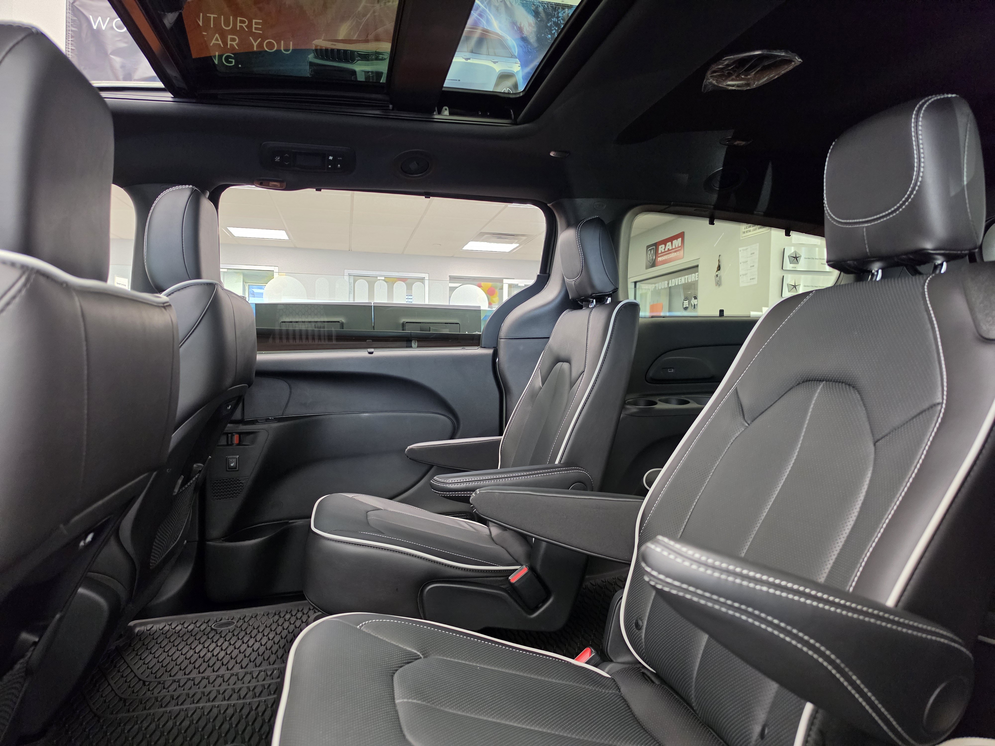 New 2027 Chrysler Pacifica Limited FWD image 10
