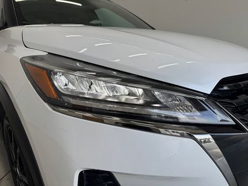 Used 2021 Nissan Kicks SR w/ Exterior Package FWD image 33